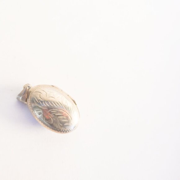 Vintage sterling silver oval locket etched engraved locket - Picture 1 of 1